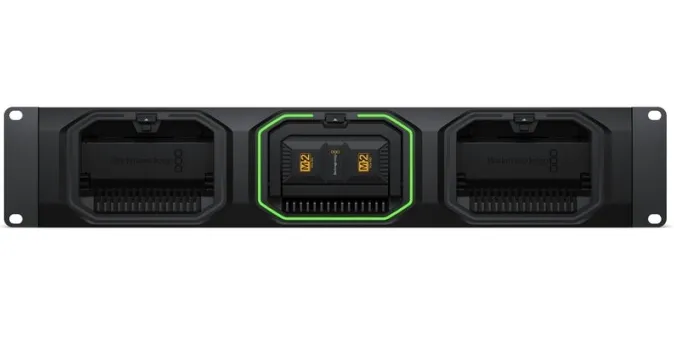 Вид спереди док-станци Blackmagic Media Dock для URSA Cine 12K