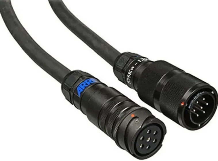 <p><b>Кабель ARRI Head-to-Ballast 2500/4000 7 м (L2.75620.0)</b> — это профессиональный соединительный кабель для подключения осветительной головы к электронному балласту. Предназначен для работы с приборами ARRI мощностью <b>2500 Вт</b> и <b>4000 Вт</b>. Длина кабеля составляет <b>7 м</b>. Кабель оснащен международным разъемом VEAM для надежного соединения в условиях интенсивной эксплуатации. Конструкция рассчитана на длительный срок службы в профессиональных студийных и выездных условиях.</p> <h2>Совместимость и применение</h2> <p>Кабель предназначен для соединения ламповой головы с балластом для HMI-приборов ARRI мощностью 2500W и 4000W. Обеспечивает стабильную передачу электроэнергии и сигналов управления между компонентами осветительной системы, что критически важно для поддержания flicker-free работы и точного диммирования.</p> <h2>Конструкция и надежность</h2> <p>Кабель оснащен разъемами VEAM, устойчивыми к механическим нагрузкам и обеспечивающими защиту от случайного отключения. Длина <b>7 м</b> позволяет комфортно размещать балласт на удалении от осветительной головы, что особенно важно при работе в павильонах и на натурных площадках. Кабель соответствует строгим требованиям производителя к надежности соединительных элементов.</p> <h2>Комплектация (Кабель ARRI Head-to-Ballast 2500/4000 7 м)</h2> <ul> <li>Кабель ARRI Head-to-Ballast - 1 шт</li> </ul>