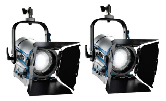 <p><b>Осветитель ARRI L5 LED Kit III Schuko (L0.0003690)</b> — это профессиональный комплект из двух компактных светодиодных френелей L5-C, предназначенный для студийной и выездной съемки. Модель оснащена линзой Френеля диаметром <b>137 мм</b> и обеспечивает плавную регулировку угла светового потока от <b>14° до 50°</b>, что позволяет гибко изменять характер освещения от узкого акцентного пучка до широкого заливающего света. Каждый прибор потребляет всего <b>115 Вт</b>, но по светоотдаче эквивалентен традиционному галогенному осветителю мощностью <b>450 Вт</b>, что обеспечивает экономию электроэнергии до <b>75%</b>. Комплект включает два осветителя, два компактные стойки AS-01, четырехлепестковые шторки диаметром <b>168 мм</b>, рамки для фильтров и прочный транспортировочный кейс на колесах.</p> <h2>Цветовые характеристики и управление</h2> <p>Осветитель поддерживает полную цветовую настройку: цветовая температура плавно регулируется в диапазоне от <b>2 800 К до 10 000 К</b> с возможностью коррекции зеленого/пурпурного оттенка. Прибор воспроизводит полноценный цветовой спектр <b>RGB+W</b> с управлением оттенком и насыщенностью, что позволяет создавать миллионы цветовых оттенков. Индекс цветопередачи <b>CRI</b> составляет в среднем более <b>94</b>, <b>TLCI</b> — более <b>90</b>, что гарантирует точную цветопередачу при кино- и фотосъемке. Управление осуществляется как с корпуса прибора, так и по протоколу <b>DMX-512</b> через разъемы XLR 5-pin, поддерживается протокол <b>RDM</b> для мониторинга состояния осветителя. Диапазон диммирования составляет от <b>0% до 100%</b> без изменения цветовой температуры. Доступно <b>8</b> встроенных спецэффектов для имитации различных условий освещения.</p> <h2>Питание и мобильность</h2> <p>Прибор может работать от сети переменного тока напряжением <b>90–250 В</b> через разъем powerCON TRUE1, а также от внешнего источника постоянного тока напряжением <b>23–36 В</b> через 4-контактный разъем XLR, что позволяет использовать профессиональные аккумуляторы V-Mount или Gold Mount. Возможность питания от батарей значительно расширяет мобильность оборудования, делая его идеальным для выездных съемок и работы в местах с ограниченным доступом к электросети. Потребляемая мощность составляет <b>115 Вт</b>, что позволяет запитывать до пятнадцати таких приборов от одной стандартной розетки <b>20 А</b>. Срок службы светодиодов составляет <b>50 000 часов</b>, изменение цветовой температуры за весь срок службы не превышает <b>200 К</b>. Энергопотребление в режиме ожидания менее <b>10 Вт</b>.</p> <h2>Конструкция и эргономика</h2> <p>Корпус осветителя выполнен из алюминиевого сплава и имеет компактные размеры <b>394 x 278 x 280 мм</b> при весе <b>6.4 кг</b>. Крепление осуществляется на комбинированную цапфу диаметром <b>16 мм / 28 мм</b>, совместимую со стандартными стойками и кранами. Конструкция включает механизм регулировки центра тяжести для компенсации веса передних аксессуаров, а также надежный замок наклона с дисковым тормозом. Ручки фокусировки выполнены в стиле True Blue и расположены с обеих сторон прибора, позволяя управлять углом луча за <b>3 оборота</b>. Степень защиты корпуса — <b>IP20</b>, рабочая температура окружающей среды — от <b>-20°C до +45°C</b>. Обновление прошивки осуществляется через порт Mini-USB на задней панели прибора.</p> <h2>Аксессуары и транспортировка</h2> <p>В комплект входят четырехлепестковые шторки диаметром <b>168 мм</b> для каждого прибора, которые обеспечивают точный контроль направления света и формирование четких границ луча. Рамки для фильтров позволяют устанавливать цветные коррекционные или диффузионные фильтры для дополнительного контроля светового потока. Две компактные стойки <b>ARRI Kit Stand AS-01</b> с надежными замками обеспечивают устойчивую установку осветителей на любой поверхности. Все компоненты надежно упакованы в прочный транспортировочный кейс на колесах, обеспечивающий удобство хранения и перевозки оборудования.</p> <h2>Комплектация осветителя ARRI L5 LED Kit III Schuko (L0.0003690)</h2> <ul> <li>Осветитель ARRI L5-C с цапфой — 2 шт</li> <li>Кабель питания powerCON TRUE1 / Schuko с выключателем — 2 шт</li> <li>Четырехлепестковые шторки — 2 шт</li> <li>Рамка для фильтров — 2 шт</li> <li>Стойка ARRI Kit Stand AS-01 — 2 шт</li> <li>Транспортировочный кейс на колесах — 1 шт</li> </ul>