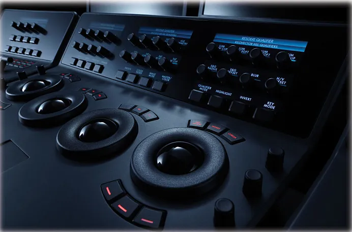 Вид с боку панели управления Blackmagic DaVinci Resolve Advanced Panel
