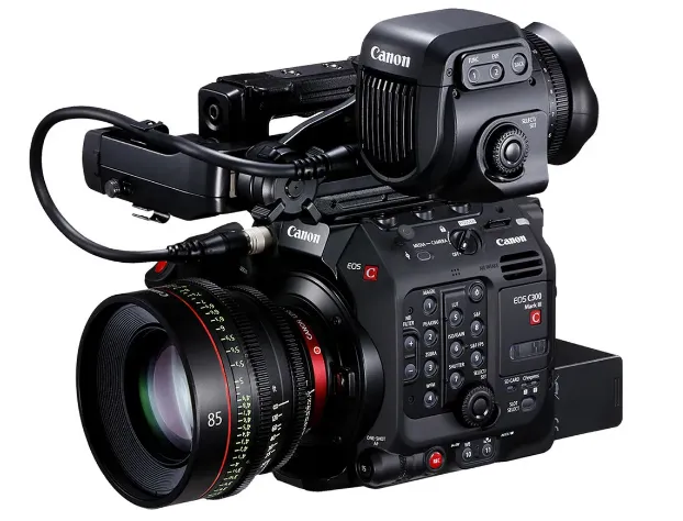 Вид с боку видеокамеры Canon EOS C300 Mark III Body