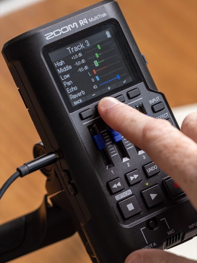 Крупный план аудиорекордеа Zoom R4 MultiTrak