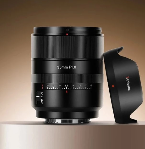Крупный план объектива 7Artisans Lite Series AF 35 мм f/1.8 Fujifilm X Mount