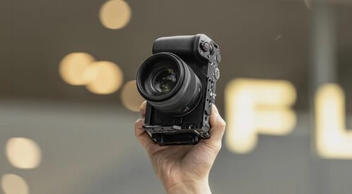 Крупный план полуклетки Tilta TA-T102-HCC-B для Canon EOS R6 V