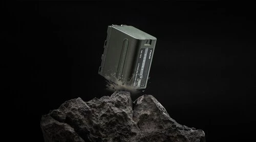 Крупный план аккумулятора Tilta TNP-F970-GN NP-F970 10500 mAh
