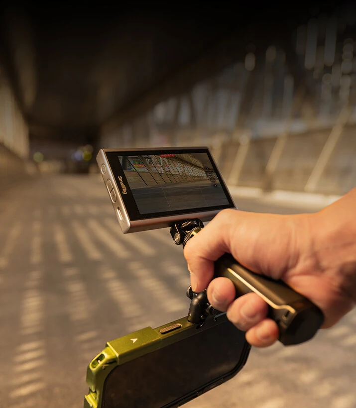 накамерный монитор для смартфона закрепленный на верхней ручке