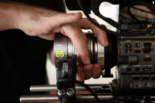 Установка объектива Athena Rewind 85 мм на камеру