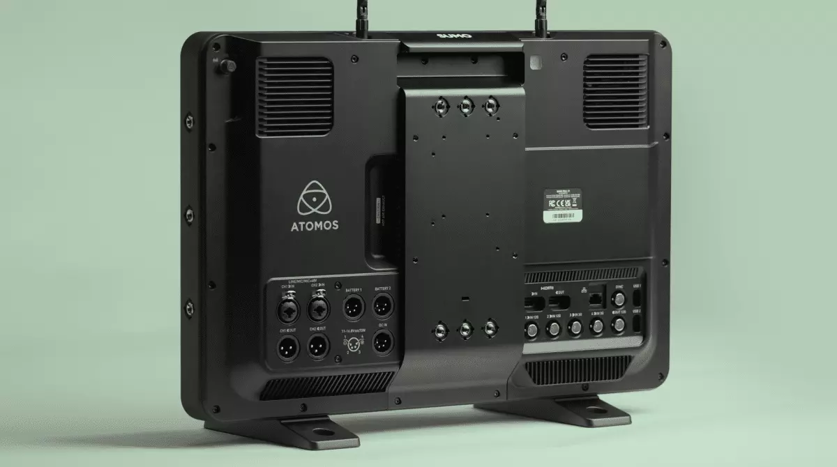 Вид сзади монитора-рекордера-микшера 19" Atomos Sumo PRO-19 4K HDR