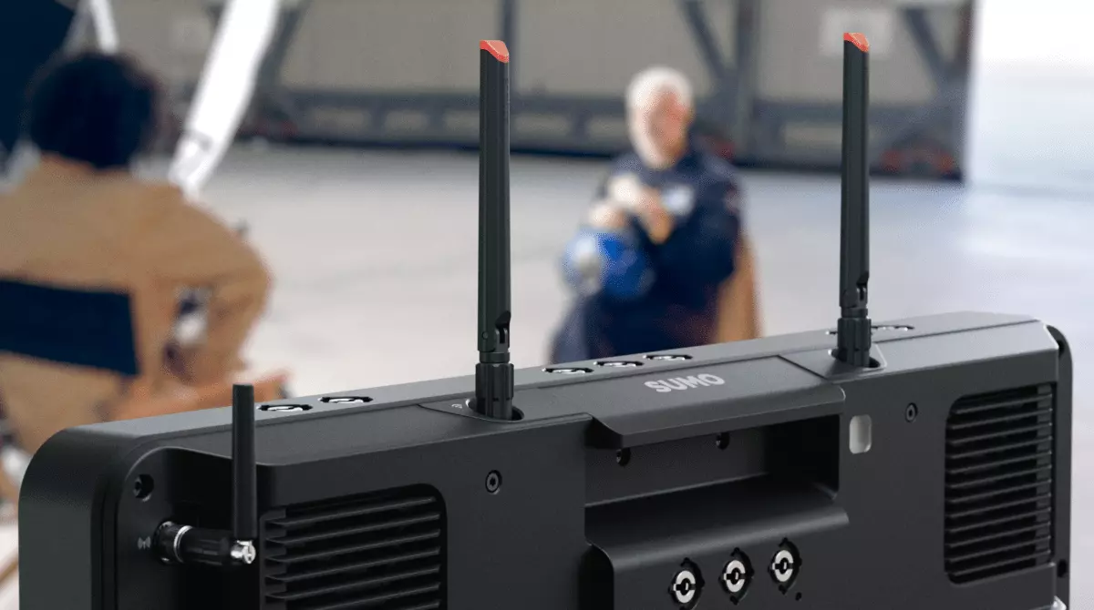 Крупный план монитора-рекордера-микшера 19" Atomos Sumo PRO-19 4K HDR