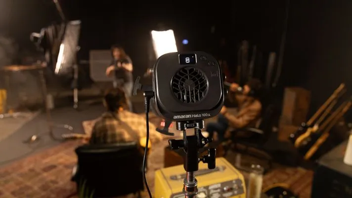 Осветитель Amran Halo 100x работает в студии и подключен к приложению