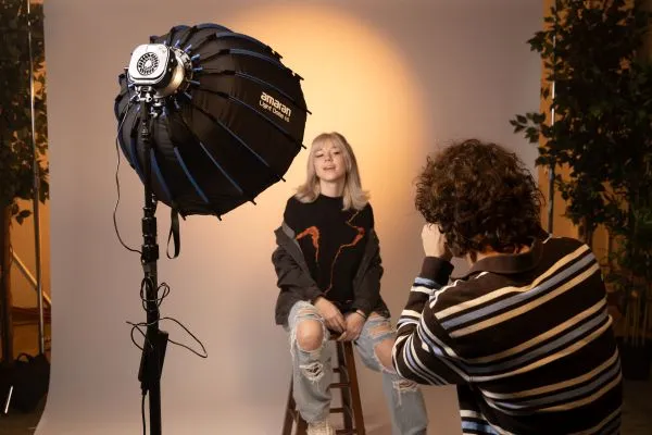 Осветитель Amran Halo 100x с софтбоксом в студии