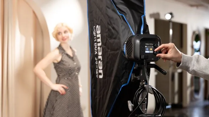 Осветитель Amaran Halo 200x светит на модель со стрипбоксом