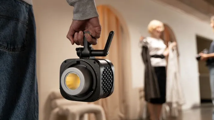 Компактный осветитель Amaran Halo 200x в руке