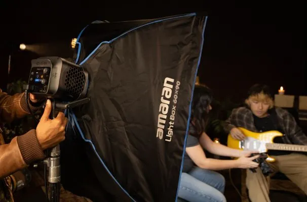 Осветитель Amaran Halo 300x работает в студии