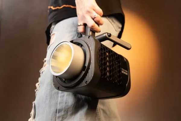 Amaran Halo 600x в руке