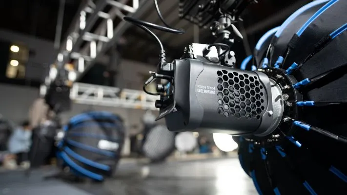 Amaran Halo 600x c DMX адаптером установлен на ферме