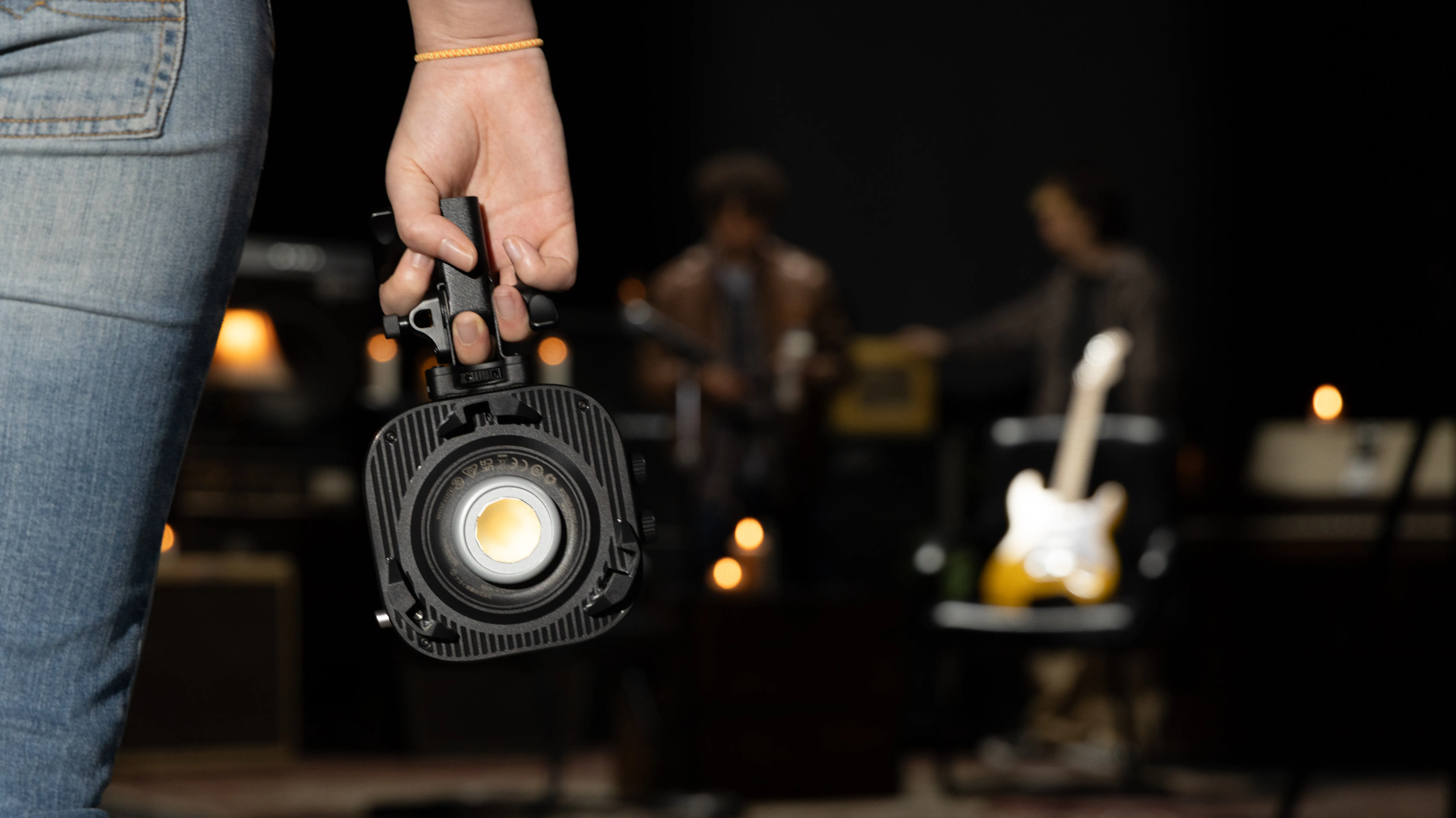 Amaran Halo 60x в руке