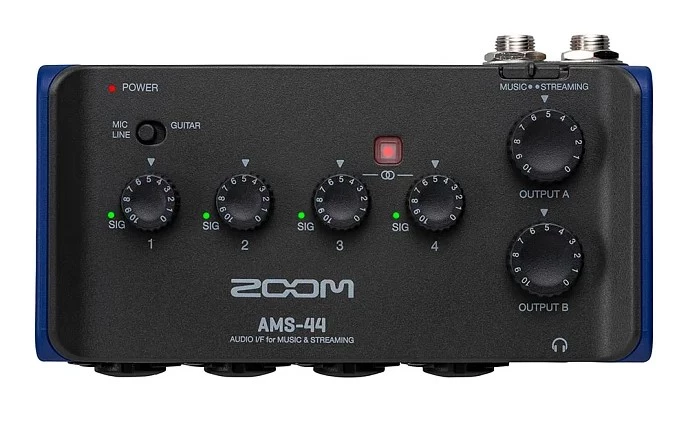 Крупный план внешняей звуковой аудиокарты Zoom AMS-44